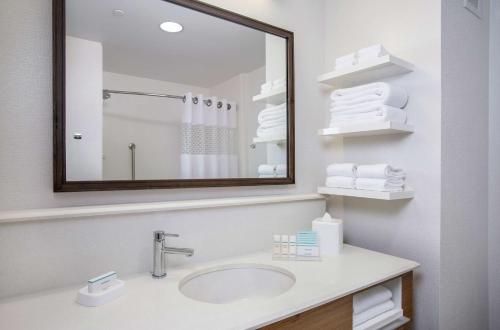 Un baño de Hampton Inn & Suites Oahu Kapolei - FREE Parking - No Resort Fee