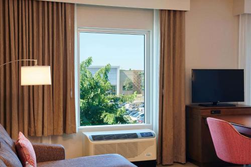 Una televisión o centro de entretenimiento en Hampton Inn & Suites Oahu Kapolei - FREE Parking - No Resort Fee