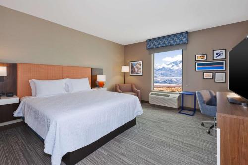 um quarto de hotel com uma cama e uma janela em Hampton Inn & Suites Wells, Nv em Wells