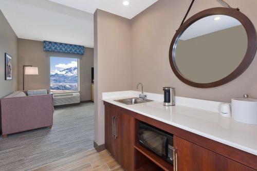 uma casa de banho com um lavatório e um espelho em Hampton Inn & Suites Wells, Nv em Wells