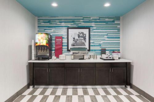 a hair salon with a counter in a room at Hampton Inn El Reno Ok in El Reno