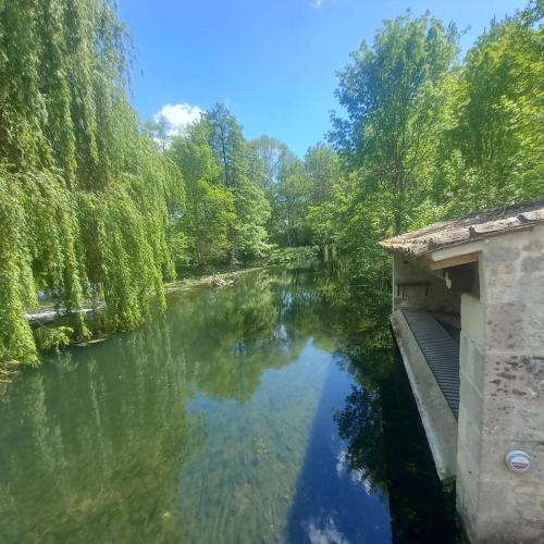- une vue sur la rivière depuis un pont dans l'établissement Maison de charme, raffinée dans village historique, à Vervant
