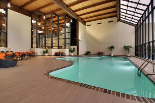ein Pool in einem großen Zimmer mit einem großen Gebäude in der Unterkunft Doubletree By Hilton Mt. Vernon in Mount Vernon