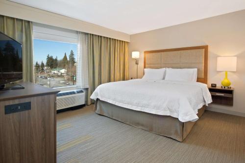 une chambre d'hôtel avec un lit et une télévision dans l'établissement Hampton Inn & Suites- Seattle Woodinville Wa, à Woodinville