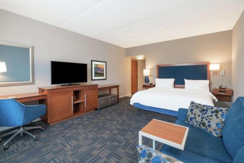 TV a/nebo společenská místnost v ubytování Hampton Inn & Suites Newburgh Stewart Airport, NY