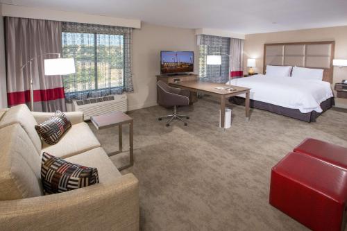 Habitación de hotel con cama y escritorio en Hampton Inn & Suites Buellton/Santa Ynez Valley, Ca en Buellton