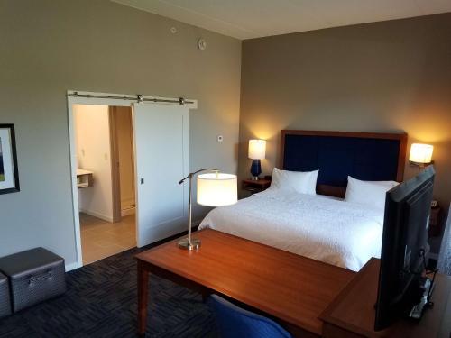 Postel nebo postele na pokoji v ubytování Hampton Inn & Suites Newburgh Stewart Airport, NY