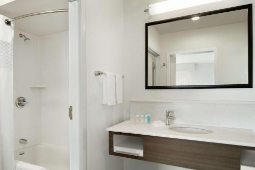 y baño con lavabo y espejo. en Hampton Inn & Suites St. Louis/Alton, IL, en Alton