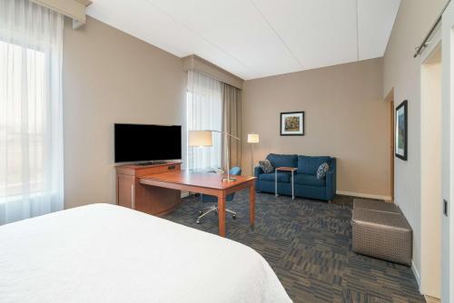 TV a/nebo společenská místnost v ubytování Hampton Inn & Suites Newburgh Stewart Airport, NY