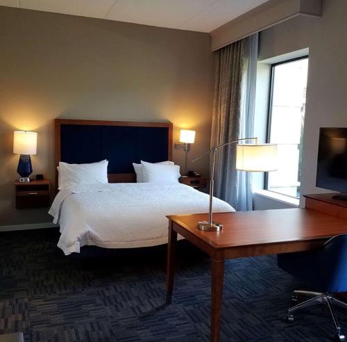 Postel nebo postele na pokoji v ubytování Hampton Inn & Suites Newburgh Stewart Airport, NY