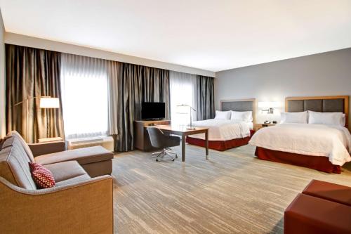 Pokój hotelowy z 2 łóżkami i biurkiem w obiekcie Hampton Inn & Suites by Hilton Grande Prairie w mieście Grande Prairie