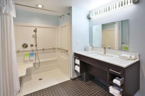y baño con lavabo, ducha y espejo. en Home2 Suites By Hilton Pittsburgh Area Beaver Valley, en Monaca