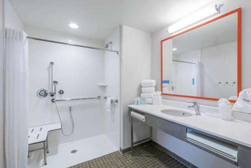 Hampton Inn & Suites Glenarden/Washington DC Image