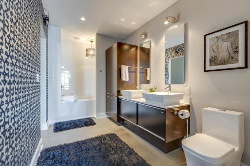 Un baño con lavabo, inodoro y ducha. en Amazing 2 Bd 4th floor condo with spectacular views, en Nashville