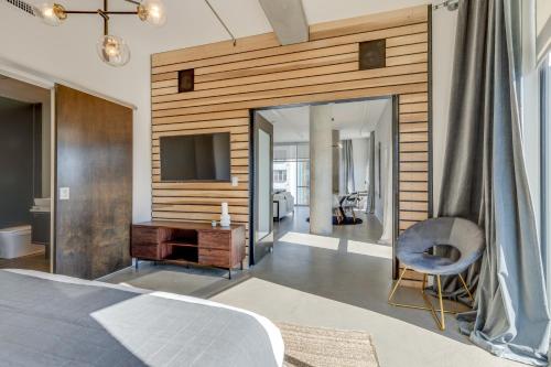 Un dormitorio con una cama y un televisor en una pared. en Amazing 2 Bd 4th floor condo with spectacular views, en Nashville