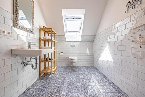 a bathroom with a sink and a toilet at Eckhus 54° in Büsum