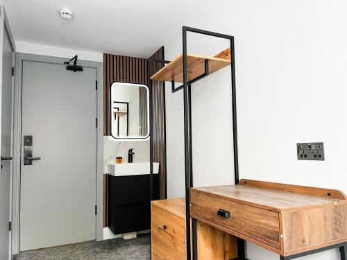 een badkamer met een wastafel en een spiegel bij Argo Hotel - Kings Cross in Londen
