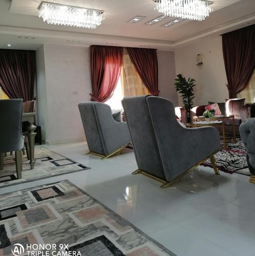 uma sala de espera com cadeiras e uma mesa em elite department em Kafr al Muşayliḩah