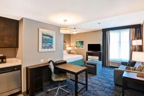 TV a/nebo společenská místnost v ubytování Homewood Suites by Hilton New Orleans Westbank