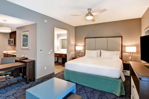 Habitación de hotel con cama y escritorio en Homewood Suites By Hilton New Orleans West Bank Gretna en Gretna