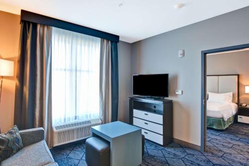TV a/nebo společenská místnost v ubytování Homewood Suites by Hilton New Orleans Westbank