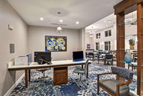 TV a/nebo společenská místnost v ubytování Homewood Suites by Hilton New Orleans Westbank