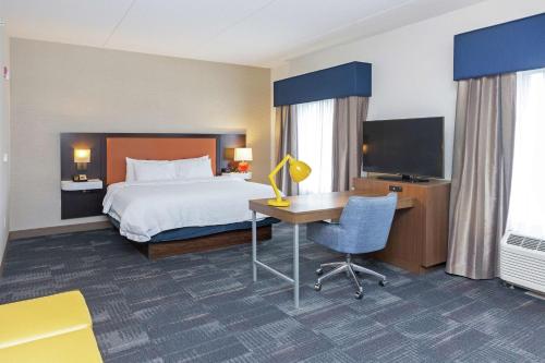 Habitación de hotel con cama y escritorio en Hampton Inn & Suites Morgantown / University Town Centre, en Morgantown