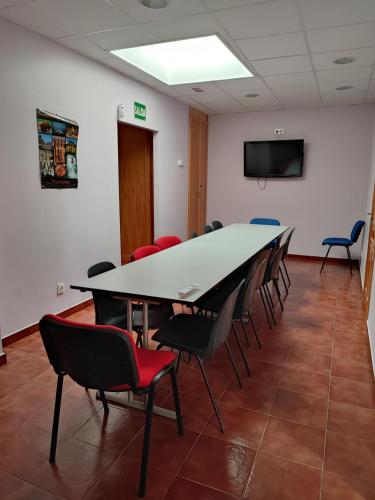 una sala de conferencias con una mesa grande y sillas en Albergue Viloria, en Viloria