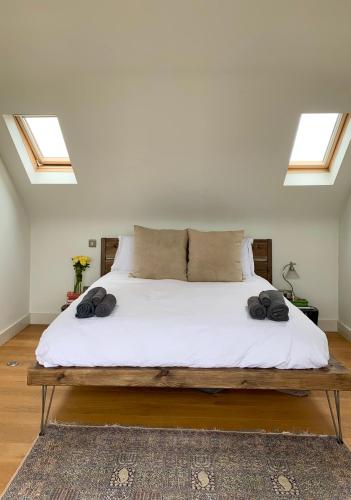 Кровать или кровати в номере Home in Chiswick Homefields