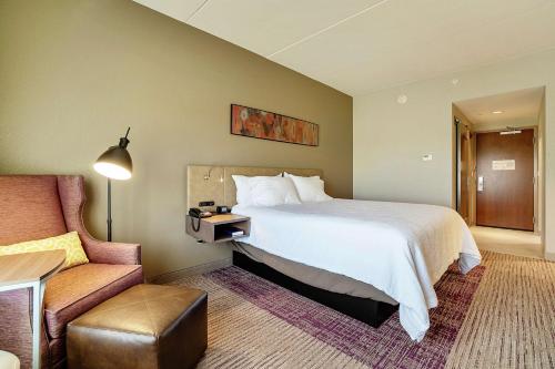 Un pat sau paturi într-o cameră la Hilton Garden Inn Edmond/Oklahoma City North