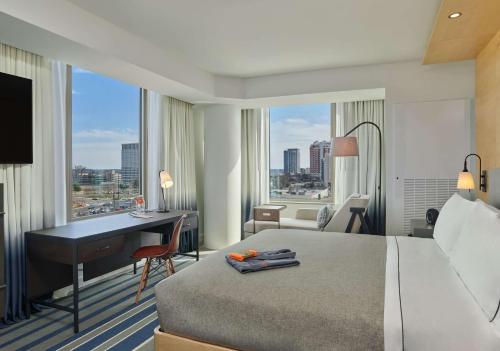 una camera d'albergo con scrivania e letto e scrivania di Canopy By Hilton Washington DC Bethesda North a North Bethesda