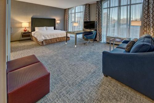 um quarto de hotel com uma cama e um sofá em Hampton Inn & Suites Franklin Berry Farms, Tn em Franklin