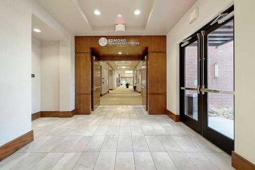 a hallway of a building with a hallwayngth at Hilton Garden Inn Edmond/Oklahoma City North in Edmond