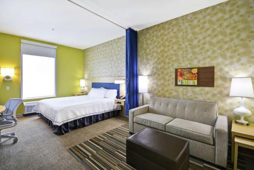 Habitación de hotel con cama y sofá en Home2 Suites by Hilton Brownsville, en Brownsville