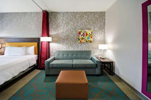 pokój hotelowy z łóżkiem i kanapą w obiekcie Home2 Suites By Hilton Oklahoma City Airport w mieście Oklahoma City