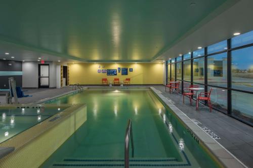 - une grande piscine dans un bâtiment dans l'établissement Tru by Hilton Garland Richardson, à Garland