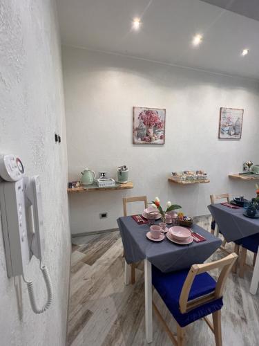 a dining room with two tables and a kitchen at Suites Matteotti 57 in Civitavecchia