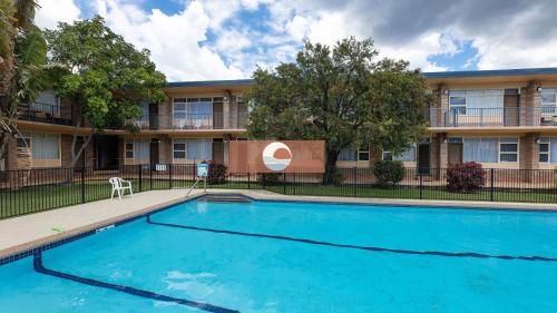 a swimming pool in front of a building at Forster Lodge 8 in Forster