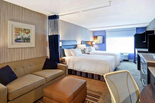 pokój hotelowy z łóżkiem i kanapą w obiekcie Home2 Suites by Hilton Atlanta Norcross w mieście Norcross