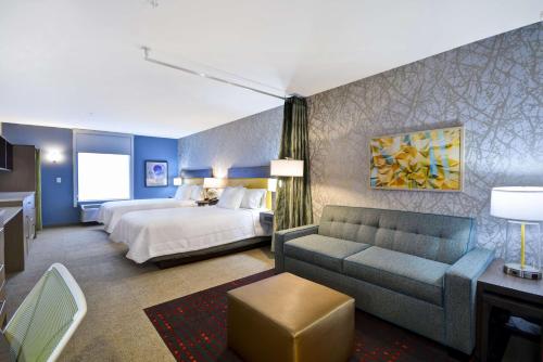 ein Hotelzimmer mit einem Bett und einem Sofa in der Unterkunft Home2 Suites By Hilton Columbus Airport East Broad in Columbus