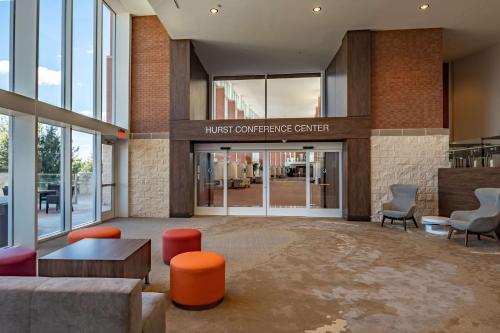 Posezení v ubytování Hilton Garden Inn Dallas At Hurst Conference Center
