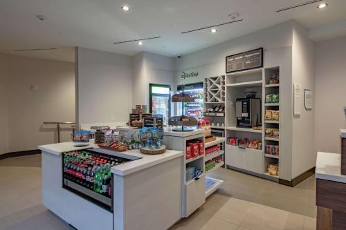 Supermarket nebo jiné obchody v  hotelu nebo okolí
