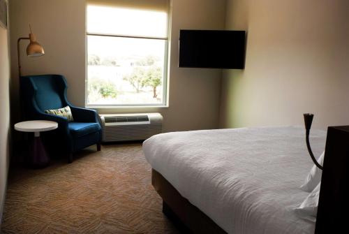 Postel nebo postele na pokoji v ubytování Hilton Garden Inn Dallas At Hurst Conference Center