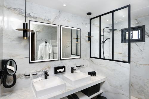 La salle de bains est pourvue de 2 lavabos et de 2 miroirs. dans l'établissement Maison Thérèse by Panorama Locations - SPA privatif, à Carcassonne