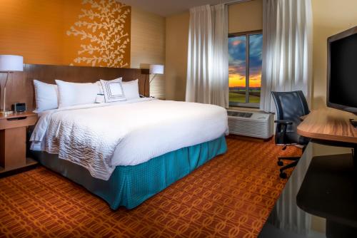 a hotel room with a bed and a television at Fairfield Inn & Suites by Marriott Twin Falls in Twin Falls