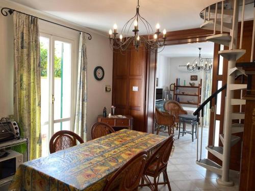 a kitchen and dining room with a table and chairs at Casa Ribot: Alassio centro e mare a portata di mano in Alassio
