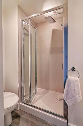 a bathroom with a shower and a toilet at Luxury Air Conditioned 6 Bedroom Hythe Seaside in Kent