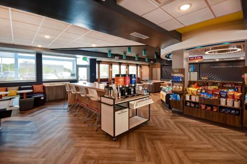 a fast food restaurant with a counter and a bar at Tru By Hilton Salt Lake City Airport in Salt Lake City