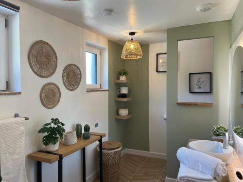 un bagno con lavandino e WC di Cottage à la campagne a Quimerch