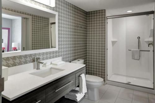 y baño con lavabo, aseo y ducha. en Home2 Suites By Hilton Louisville Airport Expo Center, en Louisville